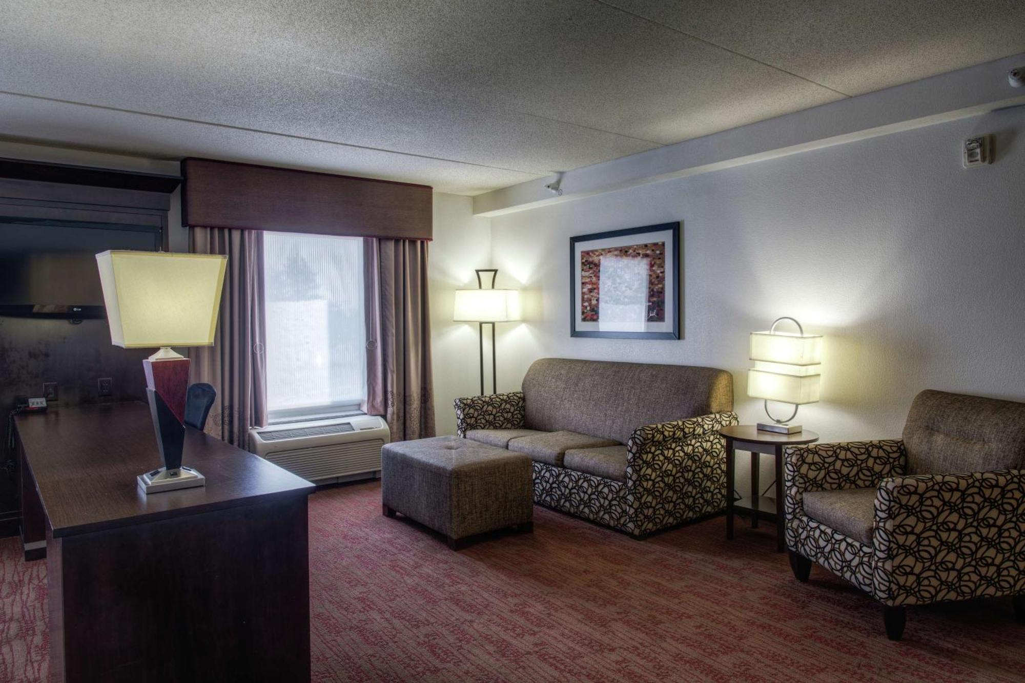 Hampton Inn & Suites Detroit/Airport Romulus Exterior photo